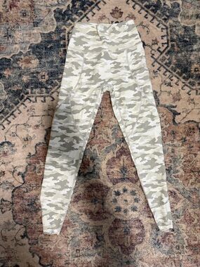 aerie Light Gray & Cream Camo High-Rise Leggings